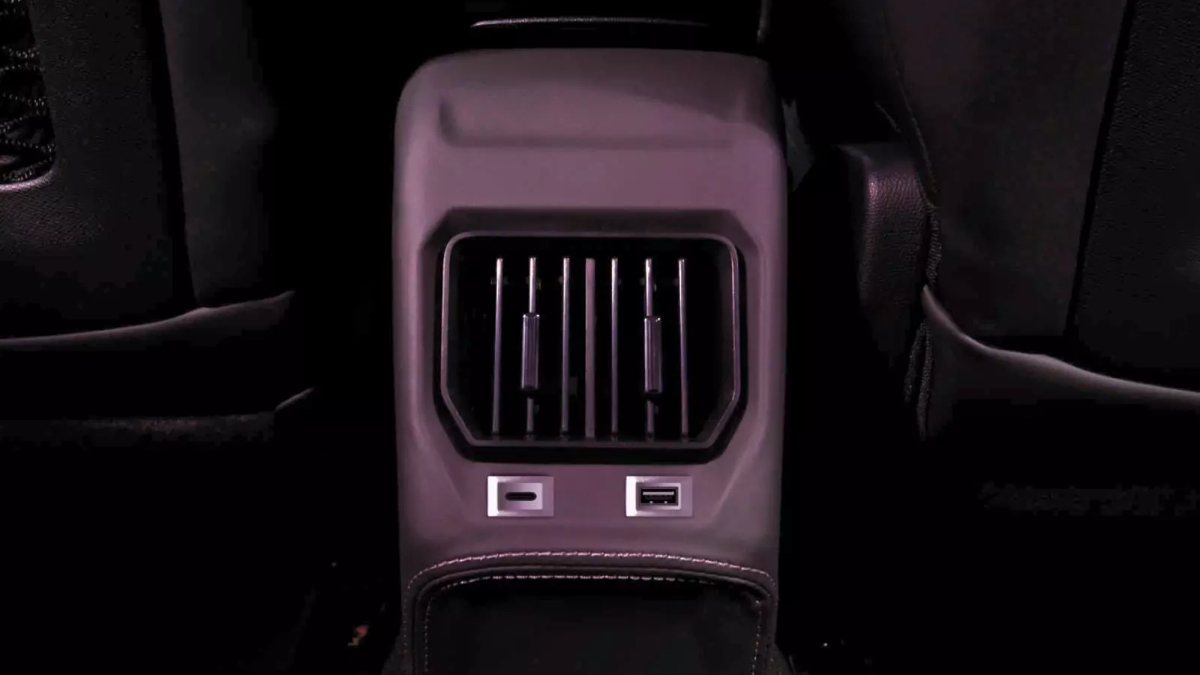 Cửa gió hàng ghế sau & trang bị 3 cổng sạc type C và 1 cổng type A